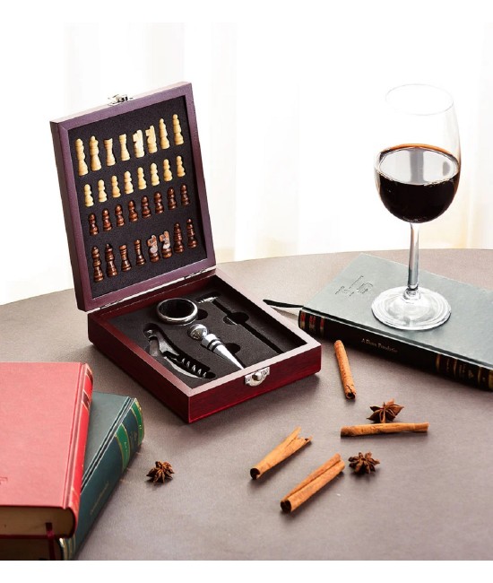SETURI VIN - Cutie Checkmate cu Piese de Sah si 4 Accesorii de Vin - Gift Set