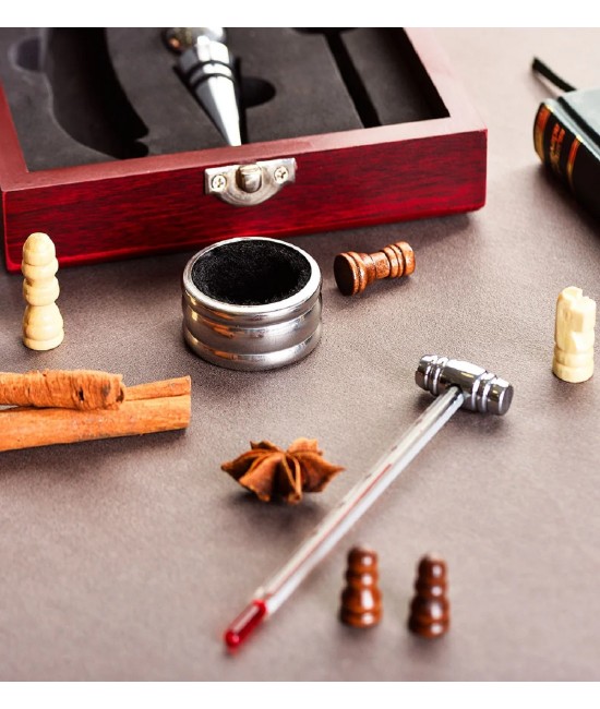 Cutie Checkmate cu Piese de Sah si 4 Accesorii de Vin - Gift Set